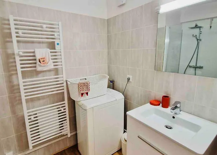 T3 Lumineux - 6 Pers - Hypercentre - Climatise - Gare Sncf A 200 M - Parking Prive - A 100 M Apartament Antibes